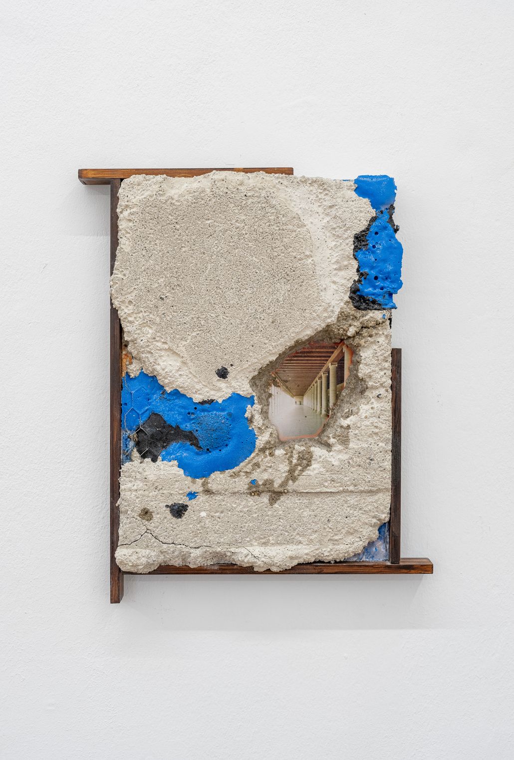 unhold - Installation View 1